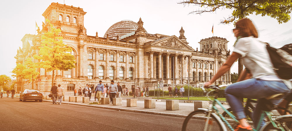 Fietsen langs de Reichstag in Berlijn
